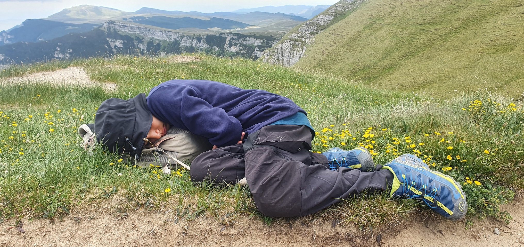 copil obosit pe traseu