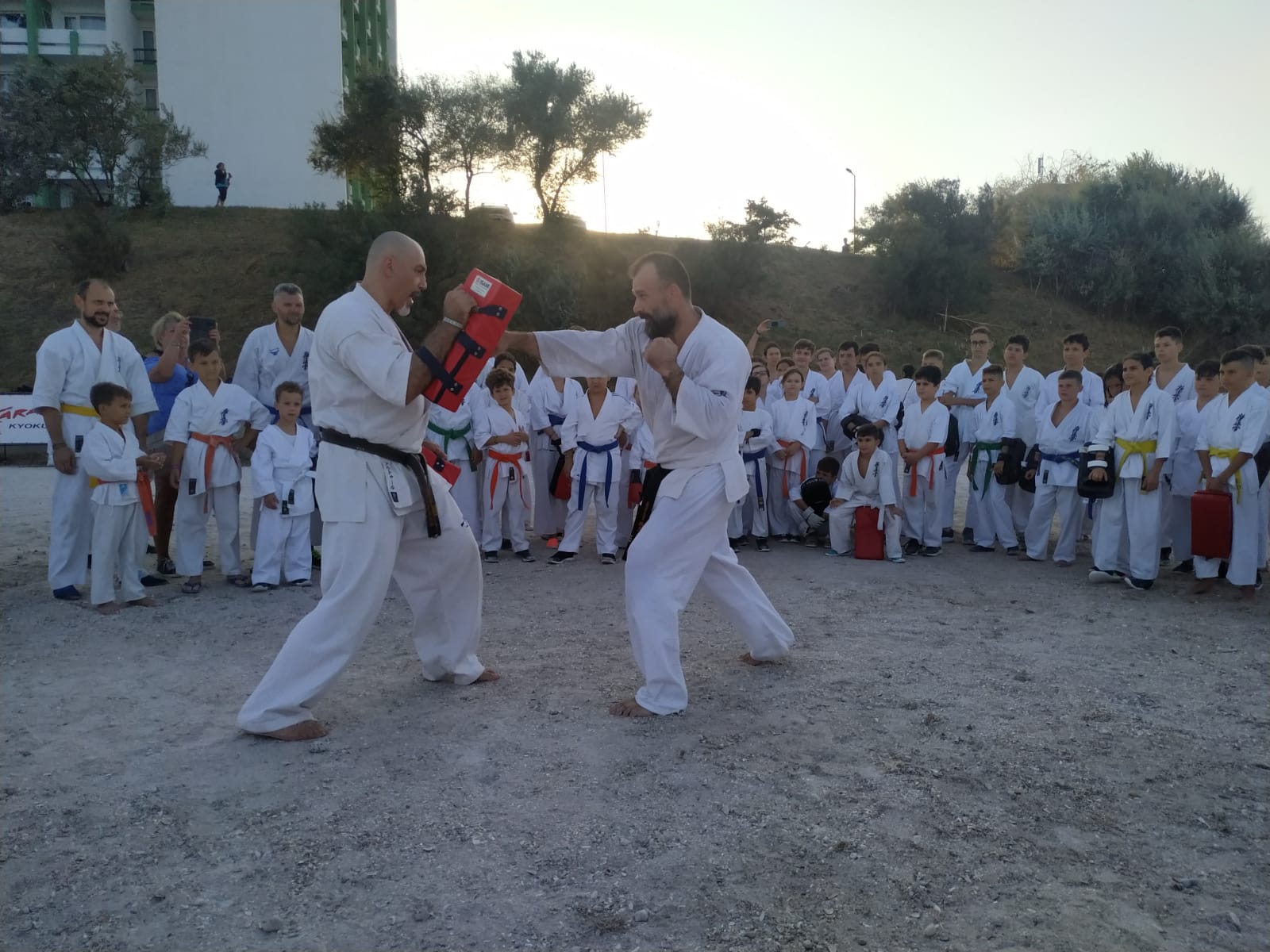tehnici de karate, antrenamente pe plaja